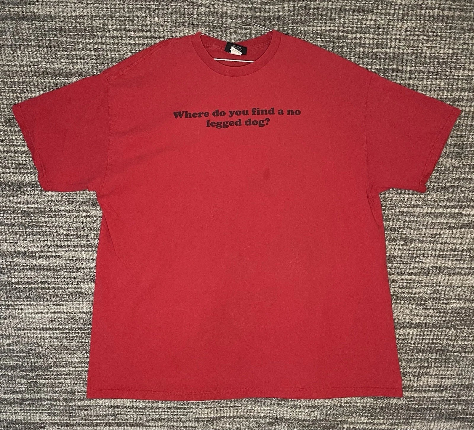 Loungefly Dad Joke “ Where Do You Find A Dog With No Legs?” T Shirt Size XXL Red
