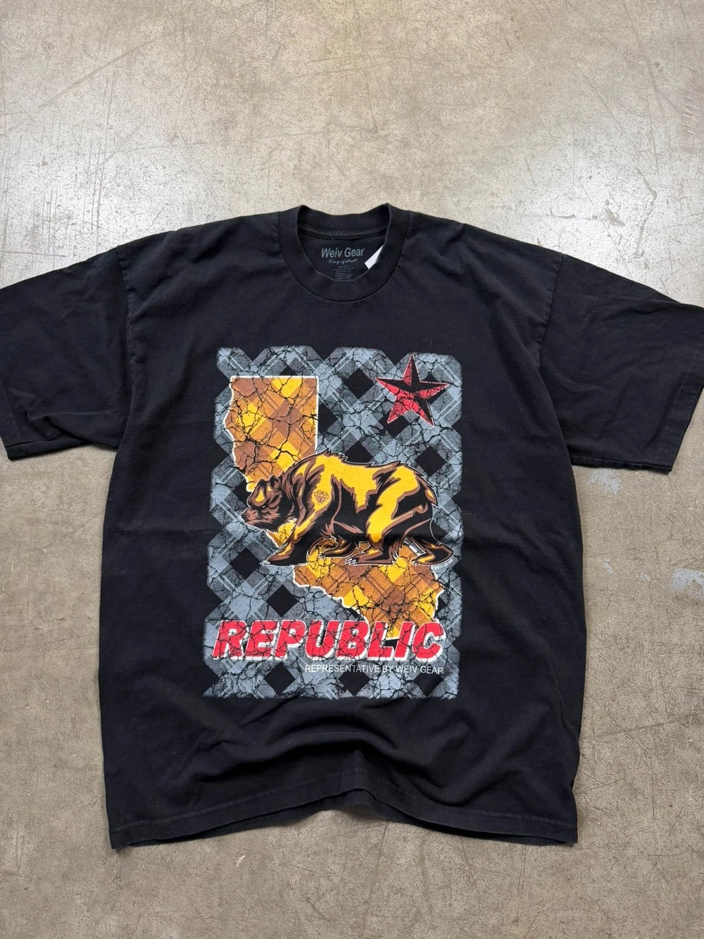 Vintage 00s Republic Graphic T-Shirt Black Bear Print Streetwear Tee