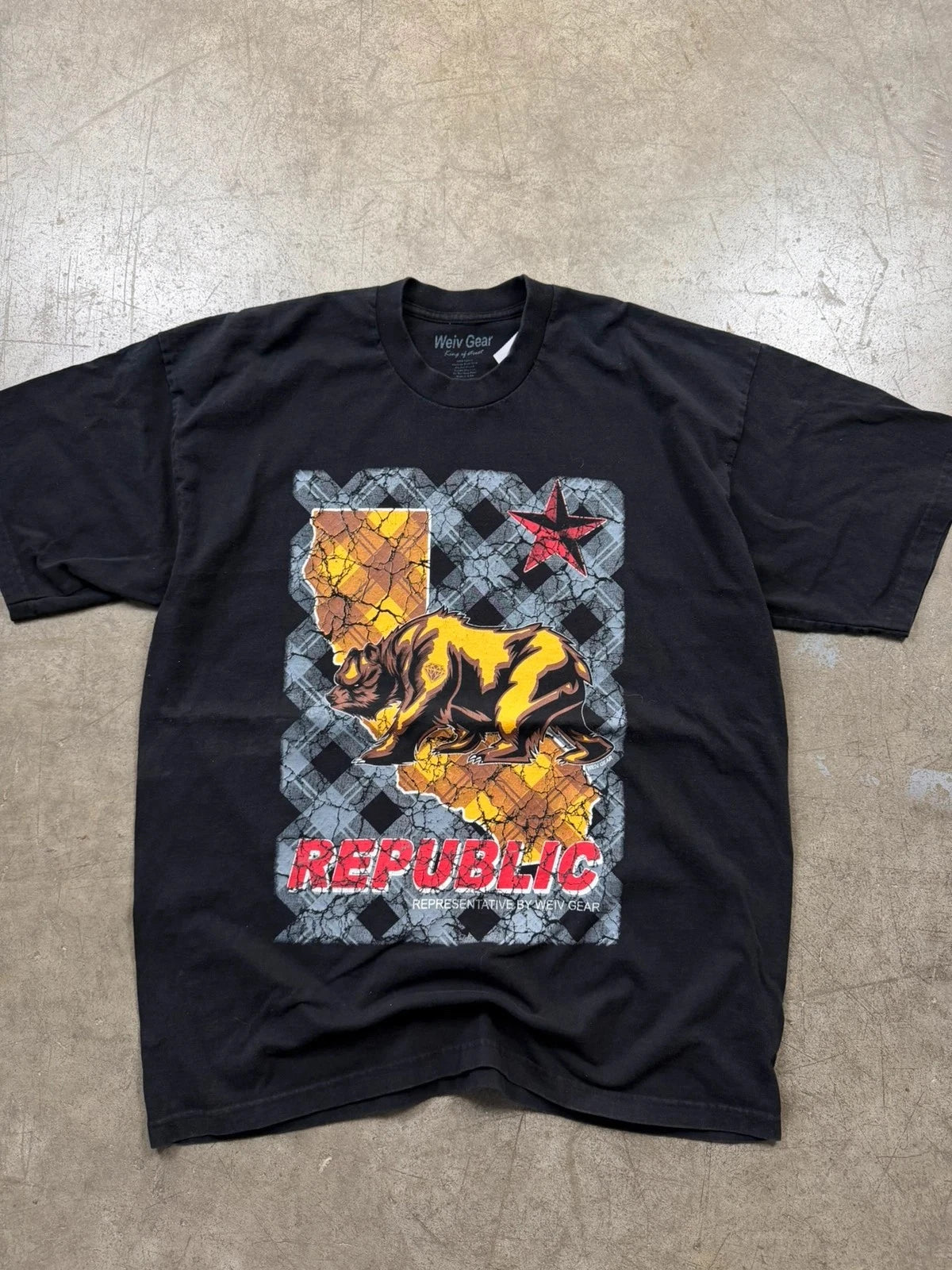 Vintage 00s Republic Graphic T-Shirt Black Bear Print Streetwear Tee