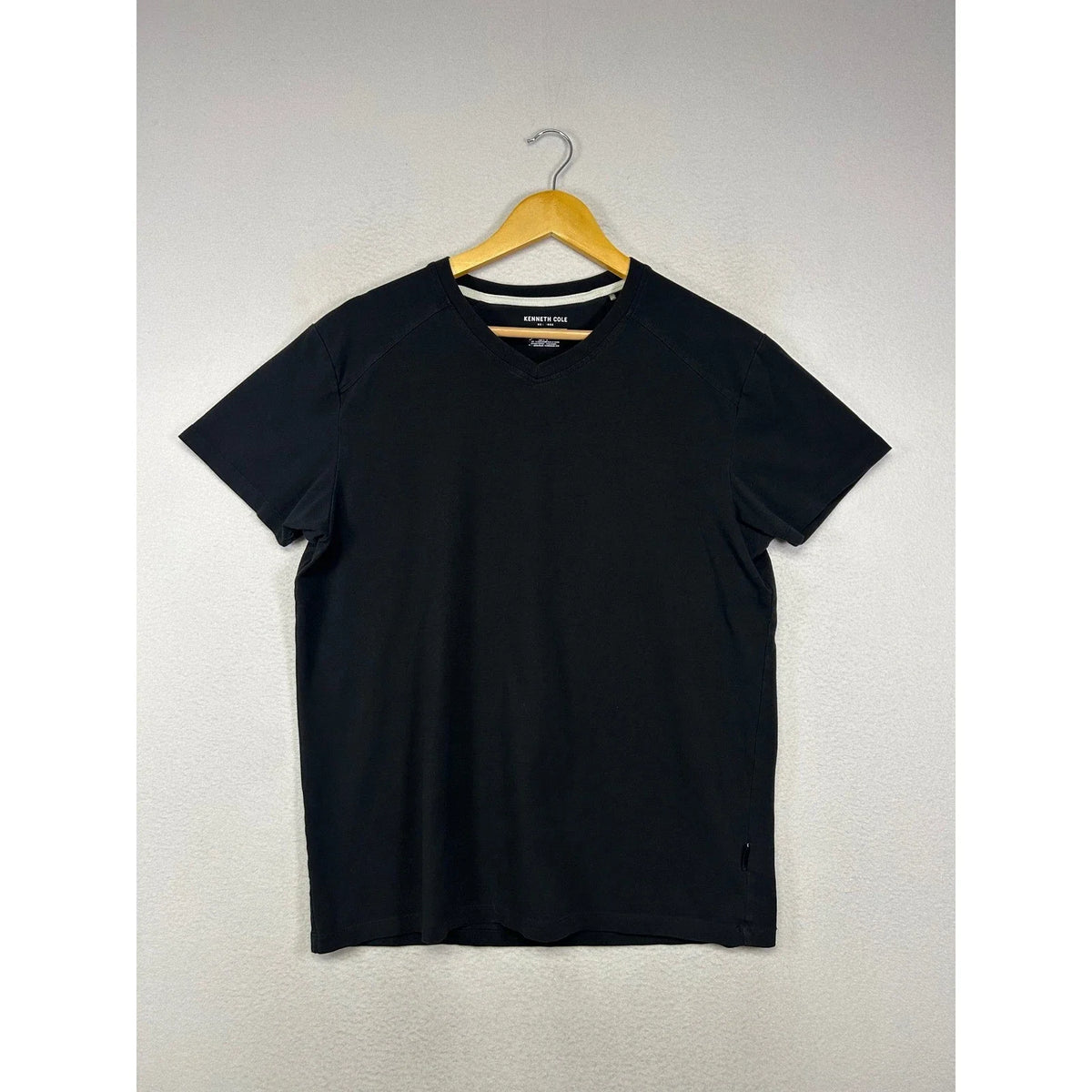 Minimalist Kenneth Cole Mens Large Black V-Neck Cotton Stretch Basic Tee Shirt