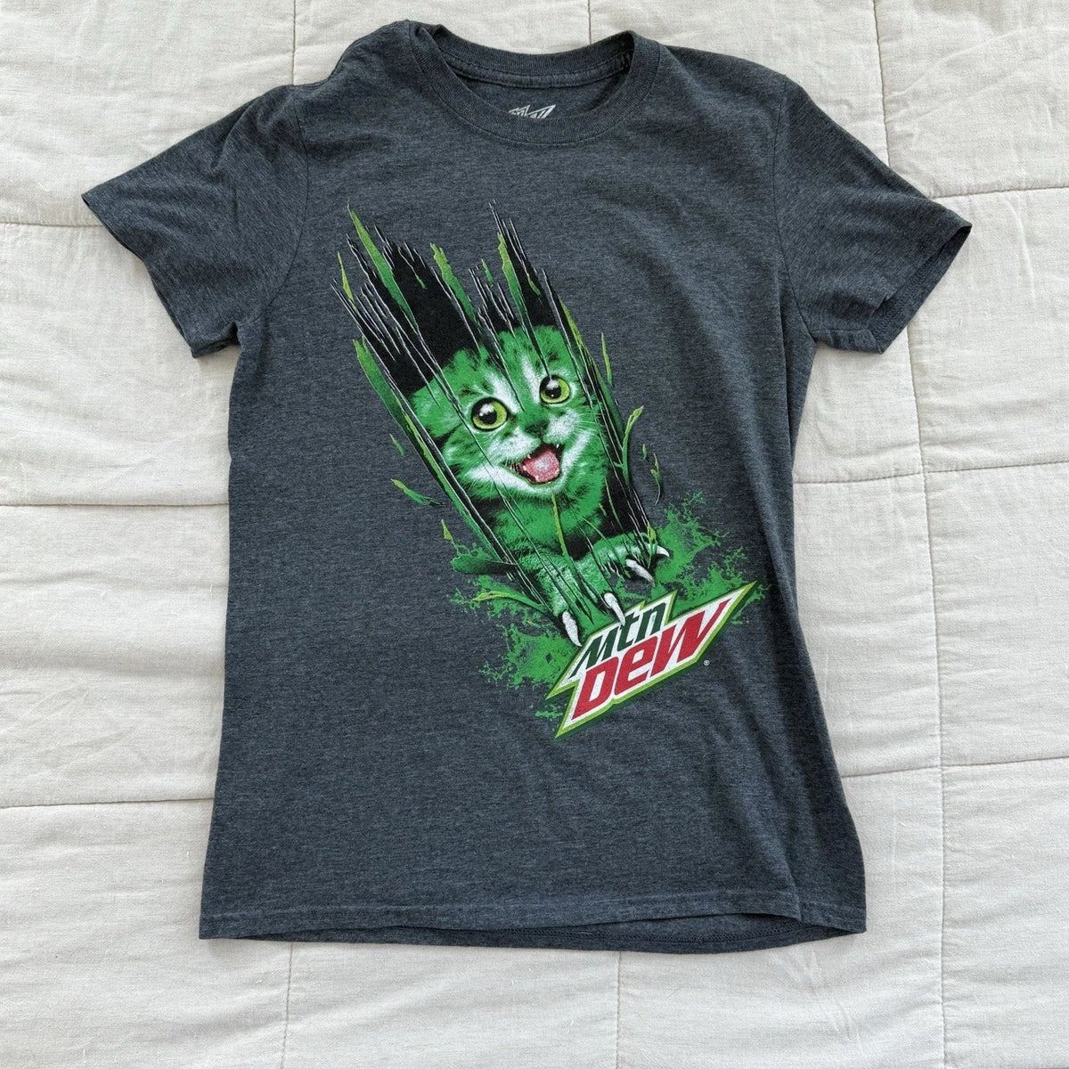 😼 Vintage Y2K Mountain Dew Green Kitten Scratching T-Shirt Size Small *RARE* 🍵