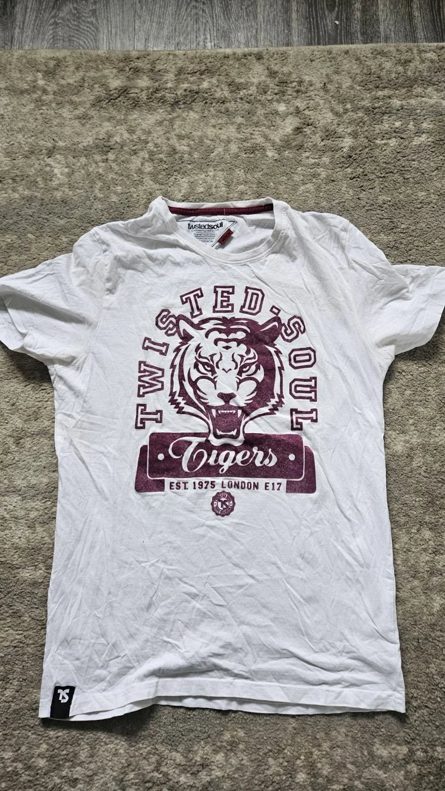 TWISTED SOUL White With Burgundy UK SIZE MEDIUM Slim Fit T-Shirt