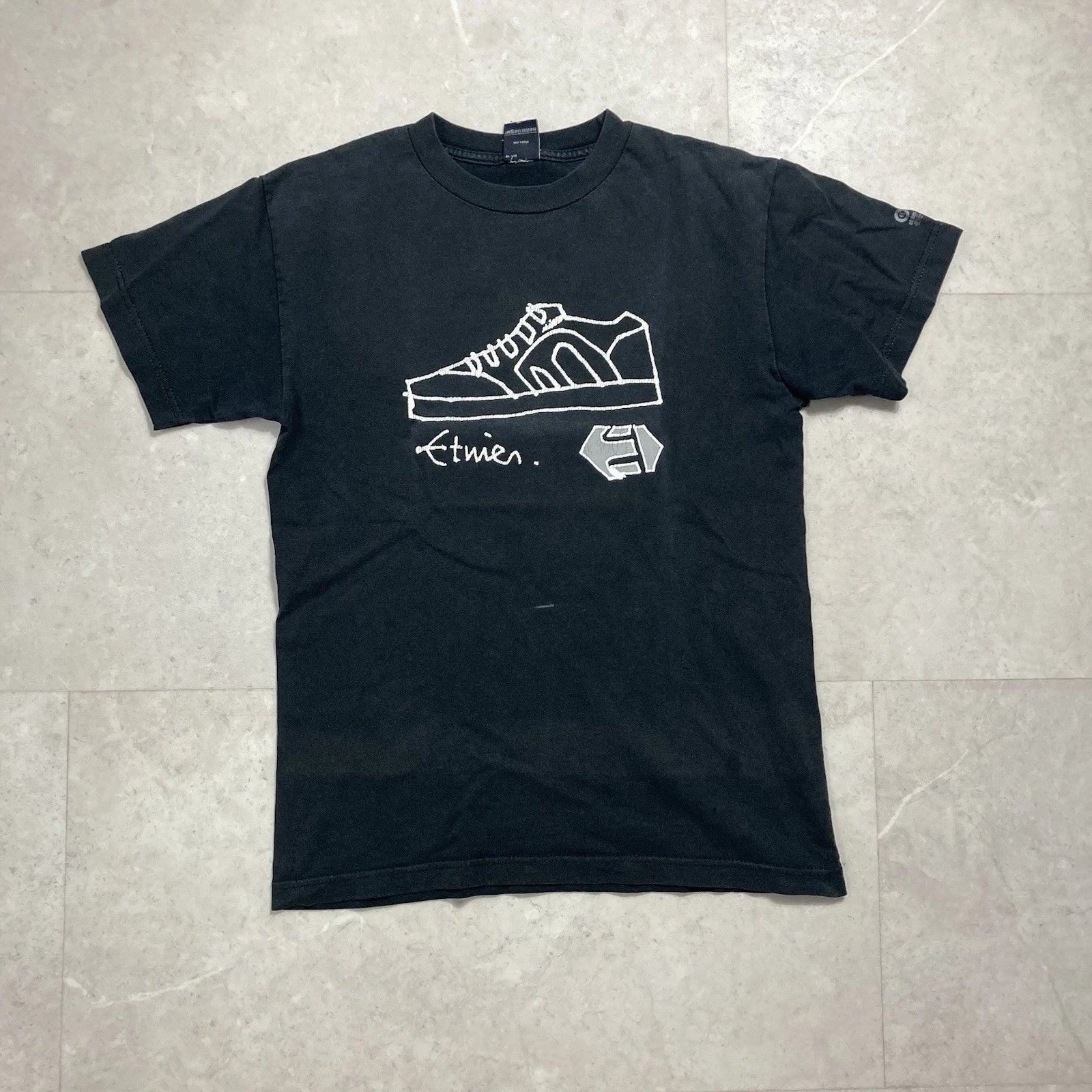 vintage etnies skateboards sneakers art faded tee size medium